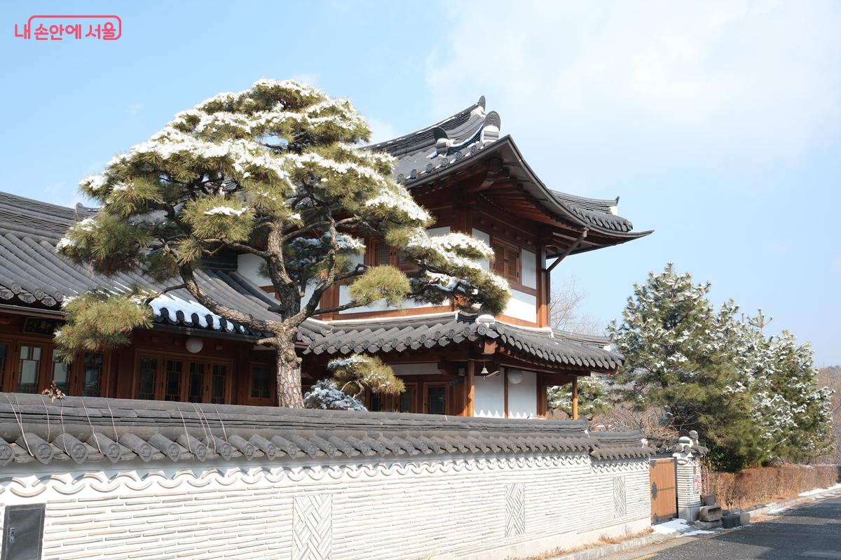 전통과 현대가 공존하는 분위기의 한옥이 눈에 띈다. &copy;박우영 