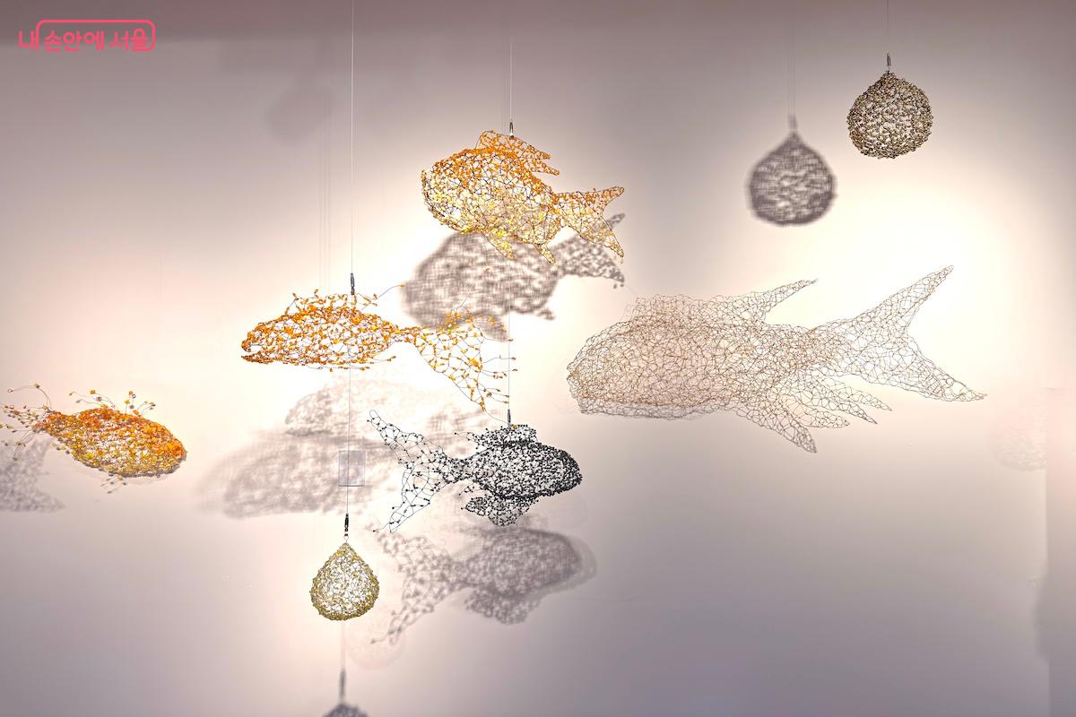 특히 1층 로비에 있는 작품들이 감상하기도 편하고 사진에 담기에도 아름다웠다. ©서지희