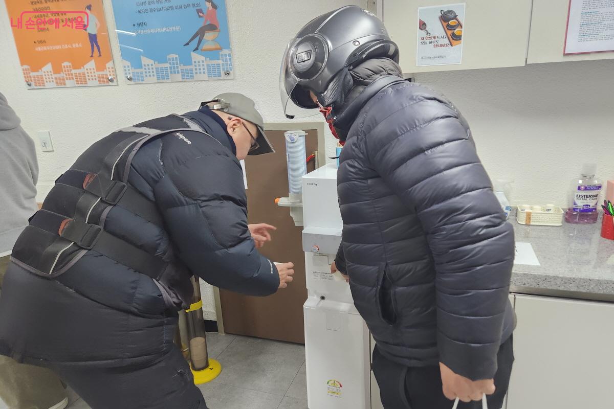 북창쉼터에서 따뜻한 음료를 마시면서 차가워진 몸을 녹이는 이동노동자들 &copy;윤혜숙