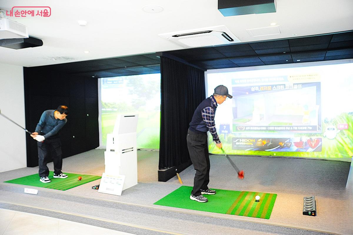 ‘스크린 파크골프’를 즐기는 시민들 ©조수봉