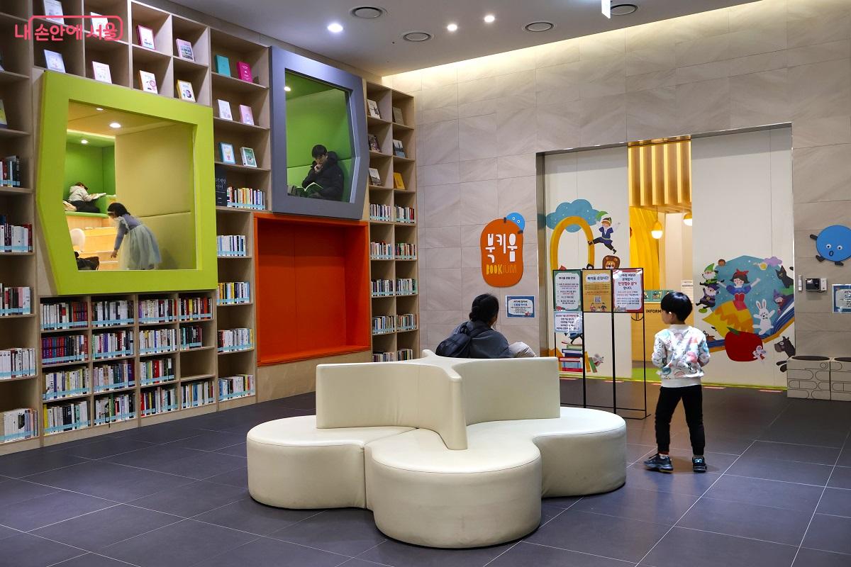 송파책박물관의 북키움은 어린이들이 책 속 이야기를 몸소 체험하며 상상력을 키운다. &copy;김대진
