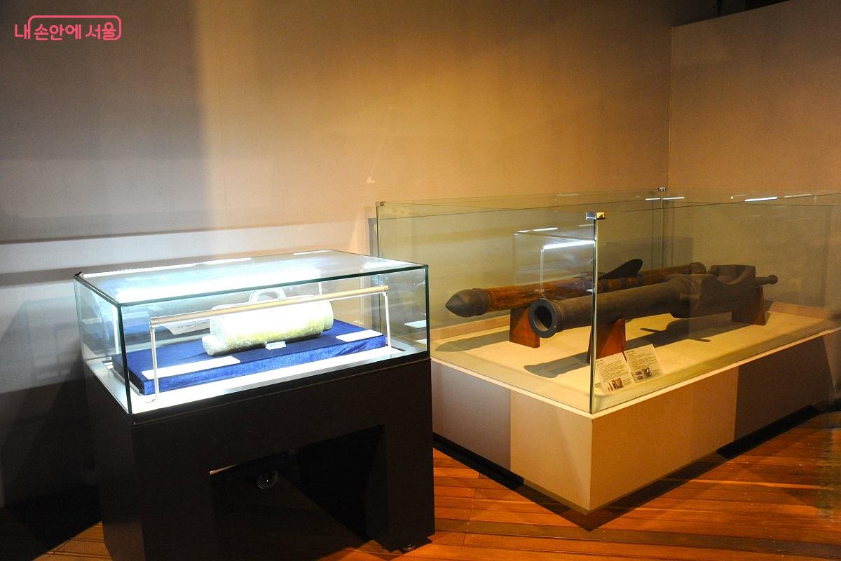 &lsquo;군기시유적전시실&rsquo;에는 &lsquo;블랑기자포&rsquo; 등 출토 당시 유물이 전시 중이다. &copy;조수봉
