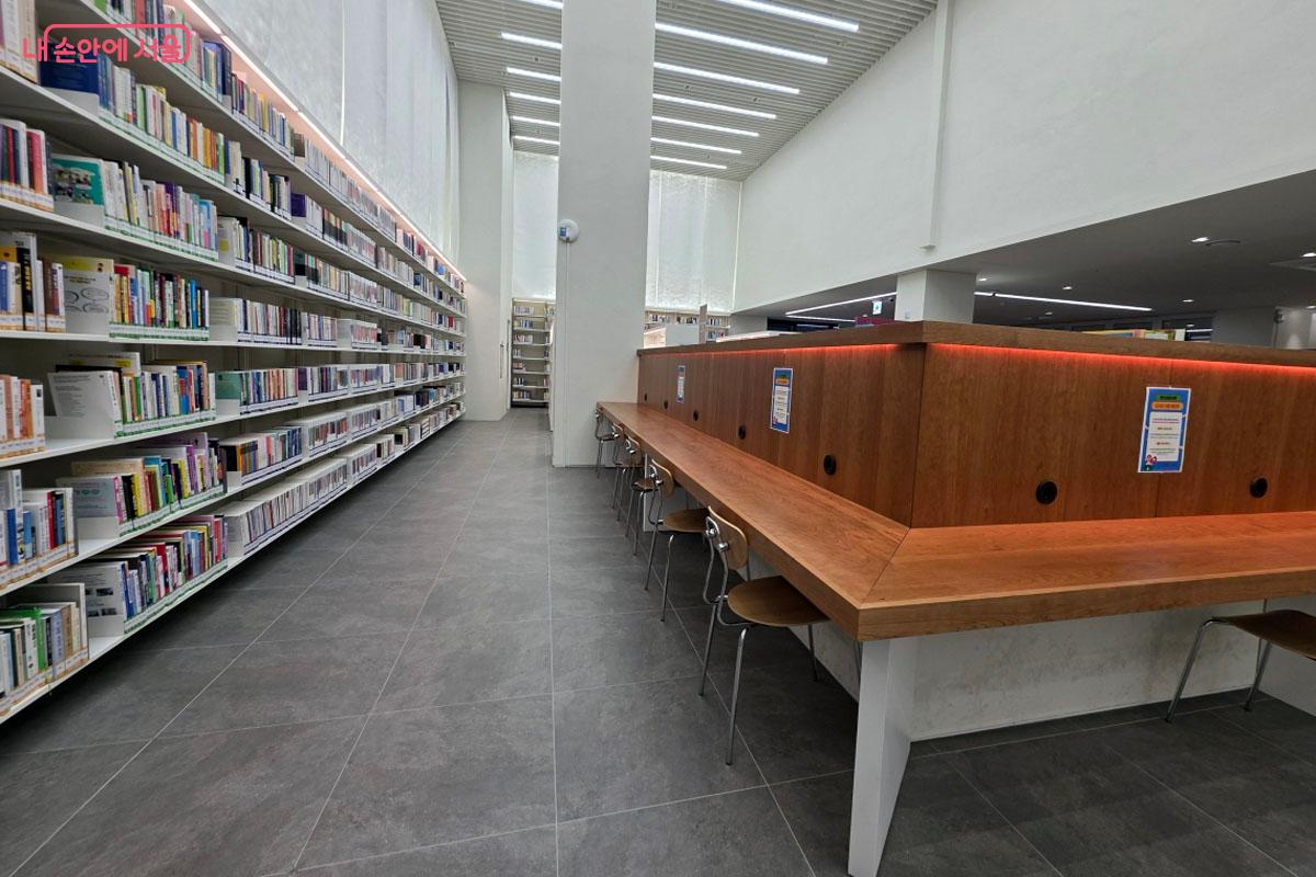 탁 트인 층고가 보이는 종합자료실 ⓒ한제우