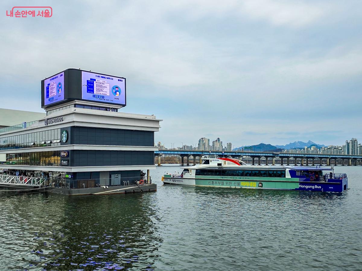 여의도 선착장을 출발하는 한강버스 ©양지영