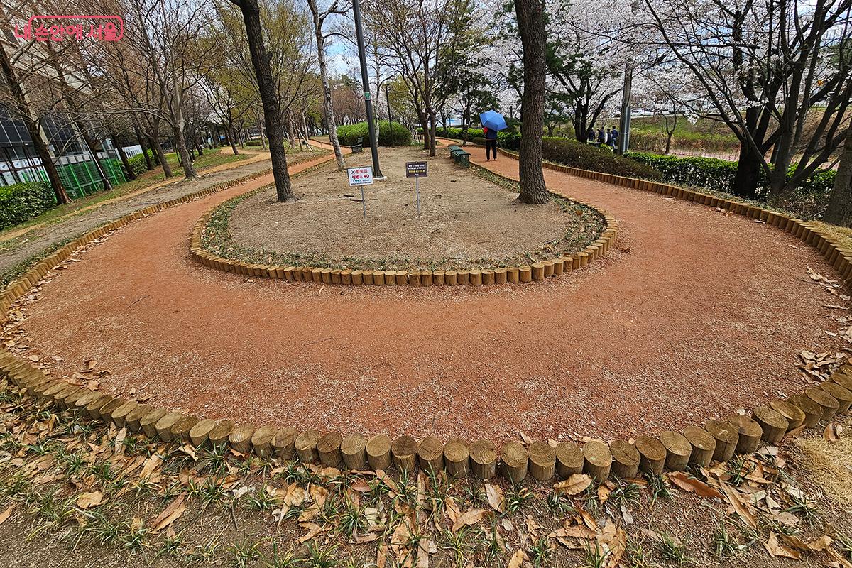 1km의 벚꽃길을 따라 함께 조성되어 있는 황톳길 &copy;백승훈