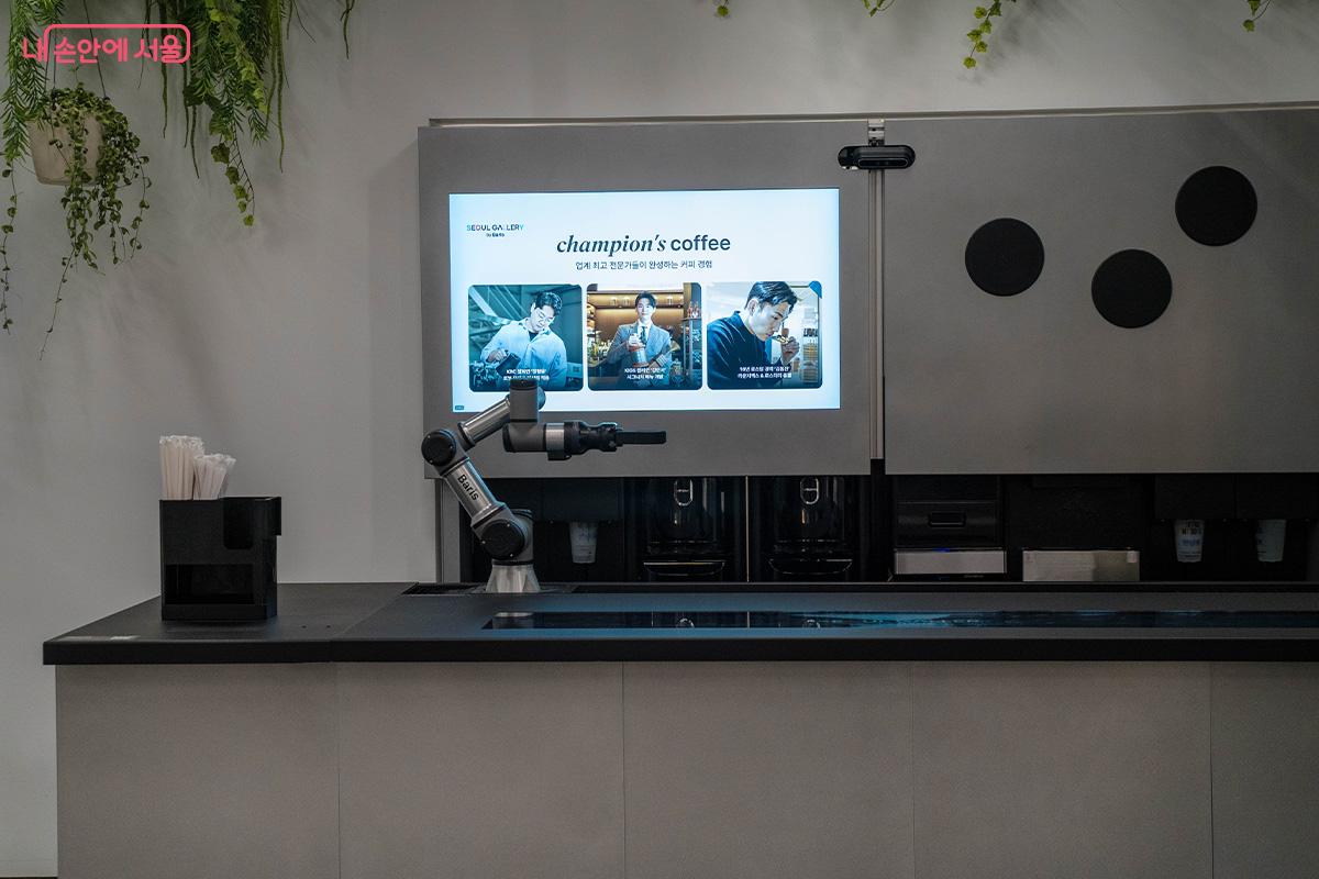 서울갤러리 내 로봇 카페 Ⓒ최승훈