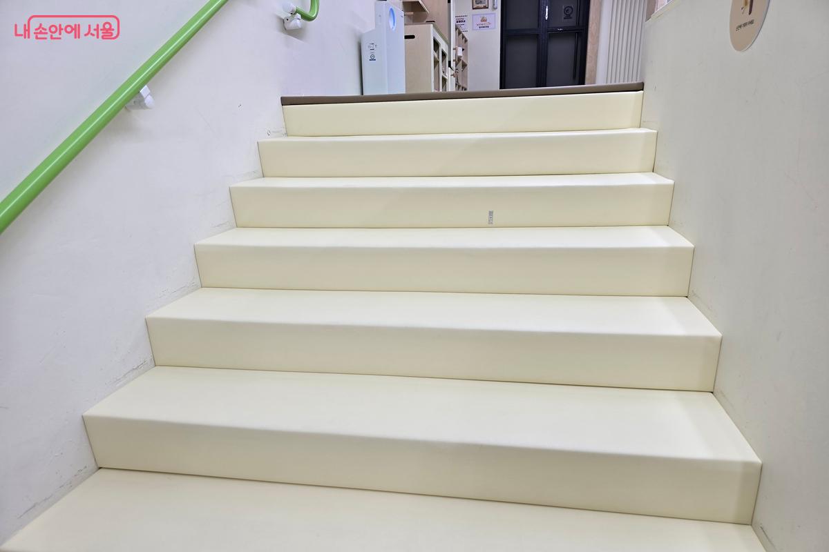 계단을 오르내리는 것도 영아들에게는 놀이가 된다. &copy;강사랑