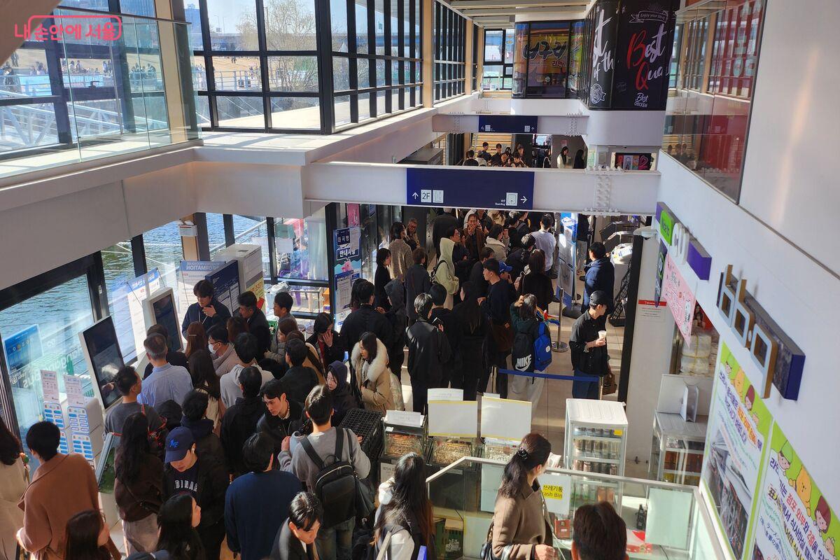 망원 선착장 내부 승객들 ©장지영