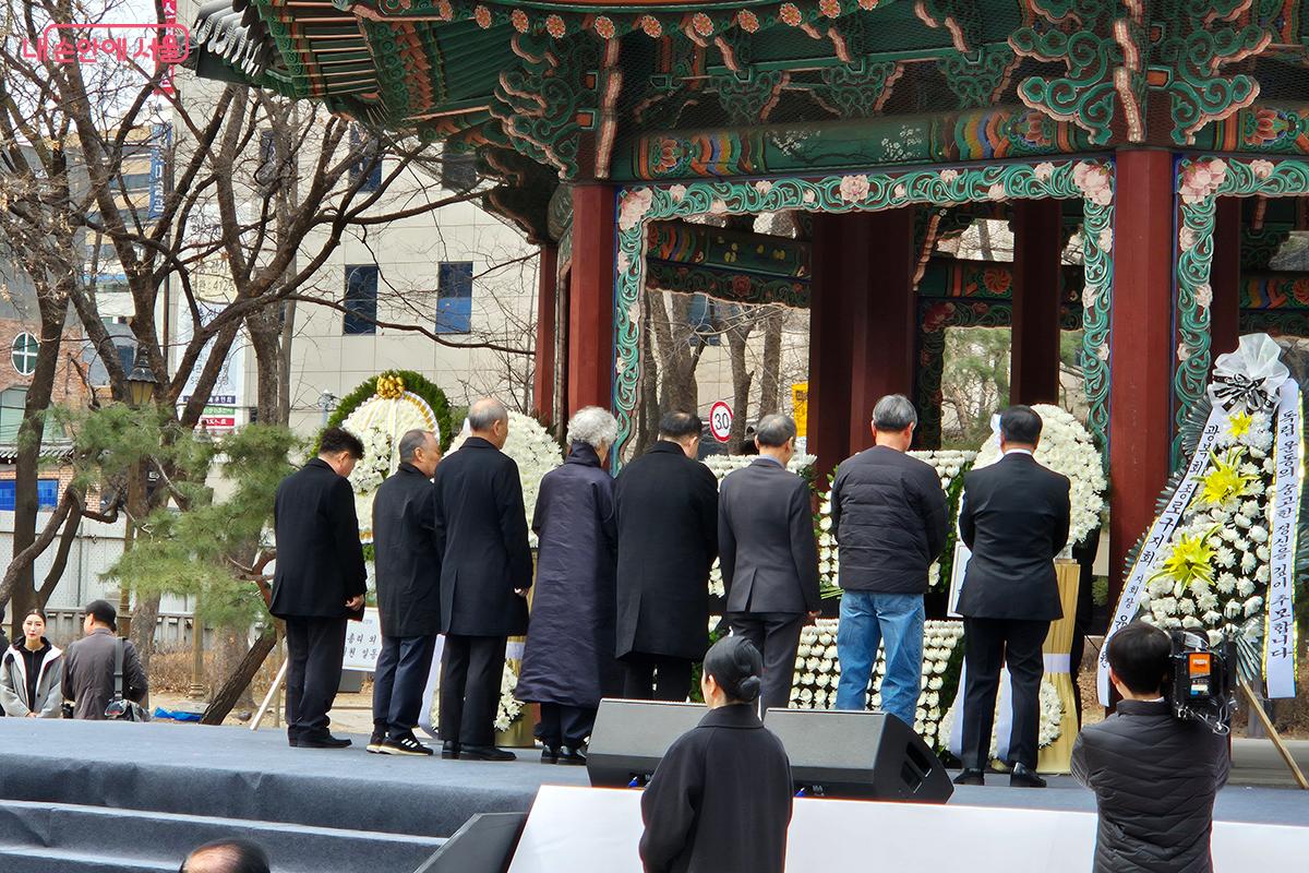 독립운동가 후손들이 호국 영령 앞에 헌화하는 모습