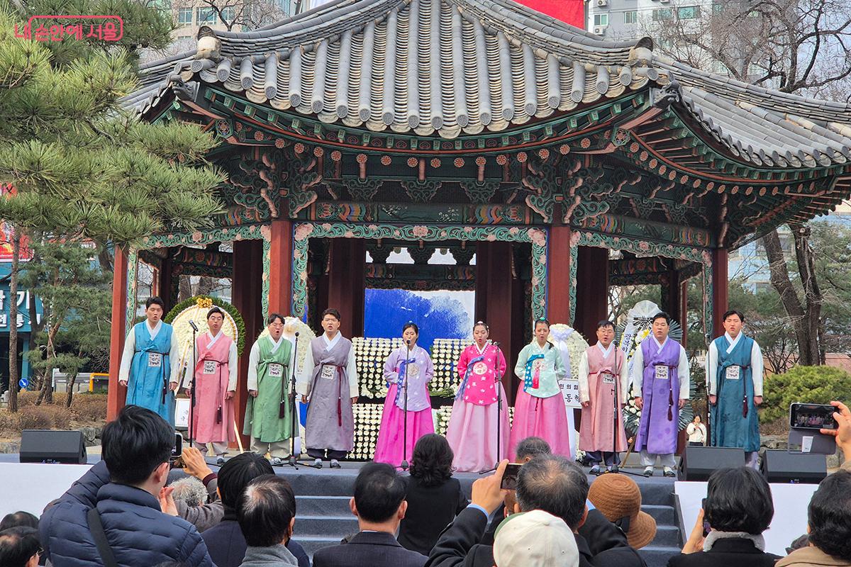 발달장애 및 자폐성 장애를 가진 성악가들로 구성된 '미라클 보이스'의 축가가 참가자들의 큰 박수를 받았다.