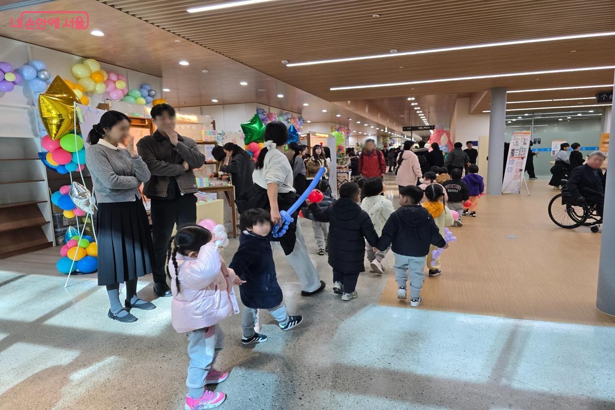 남녀노소 다양한 사람들이 서울시 어울림플라자 개관식 현장을 찾았다. &copy;강사랑