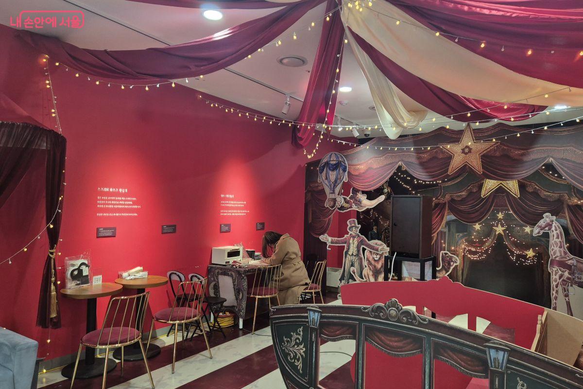 스크래치 마스크 만들기와 필사 x 키링만들기 체험을 해 볼 수 있다