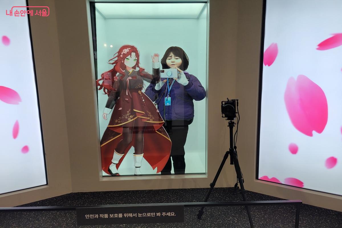 &lsquo;미스터리 놀이터 RE:PLAY&rsquo; 전시에서 AI 아바타 체험을 하는 관람객 &copy;조연