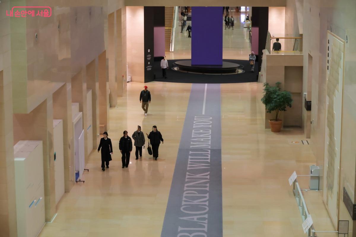 위층에서 내려다본《대동여지도》와  블랙 카펫 &copy;박성환