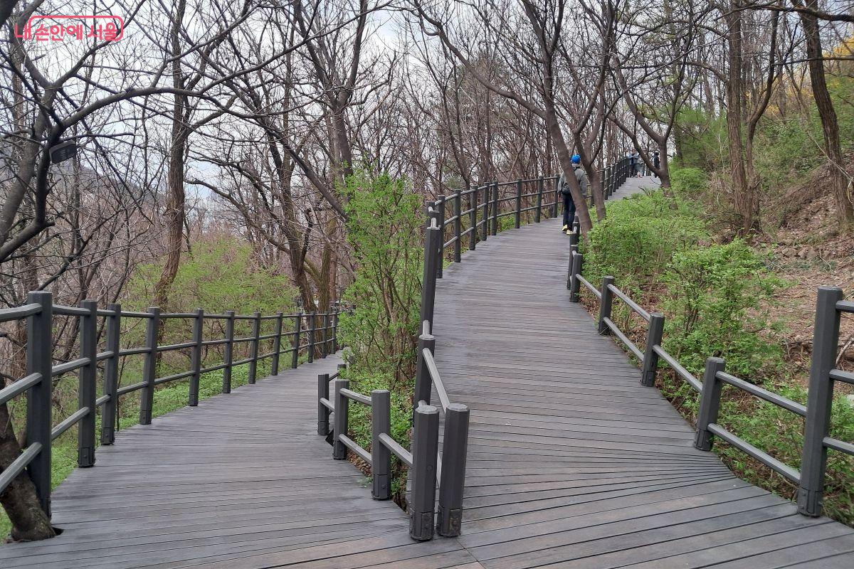 서울시 핵심 가치인 ‘약자와의 동행’과 보편적 복지가 세심하게 재정비된 무장애 데크길 ©장형진