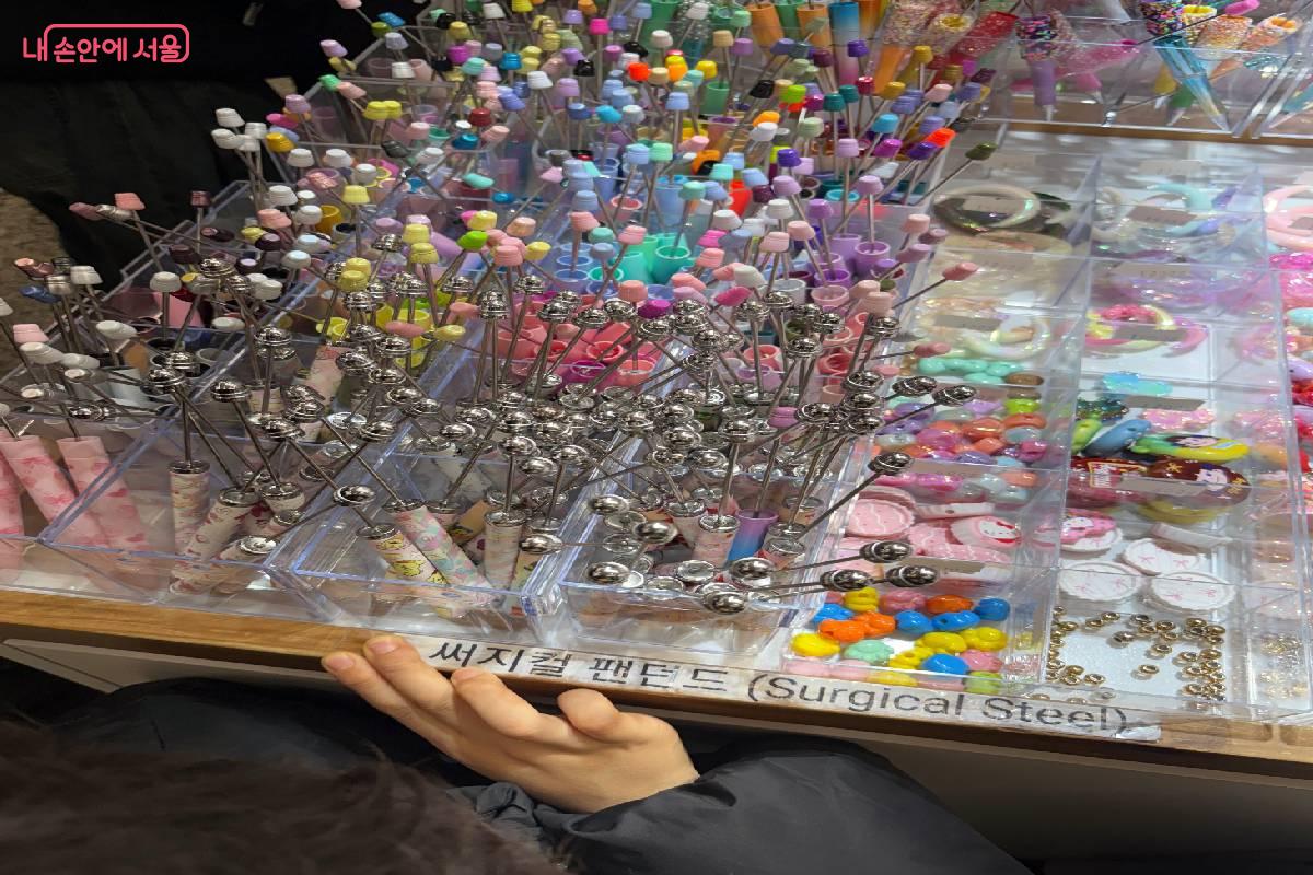 파츠를 이용해 원하는 대로 볼펜을 꾸밀 수 있다. ©이양인