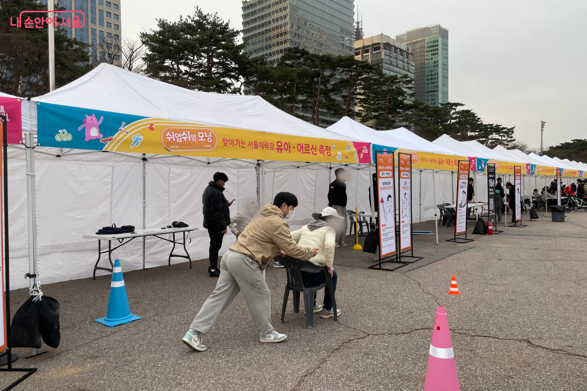 시민들이 전문가의 안내에 따라 자신의 기초 체력을 점검하고 있다. &copy;이서윤