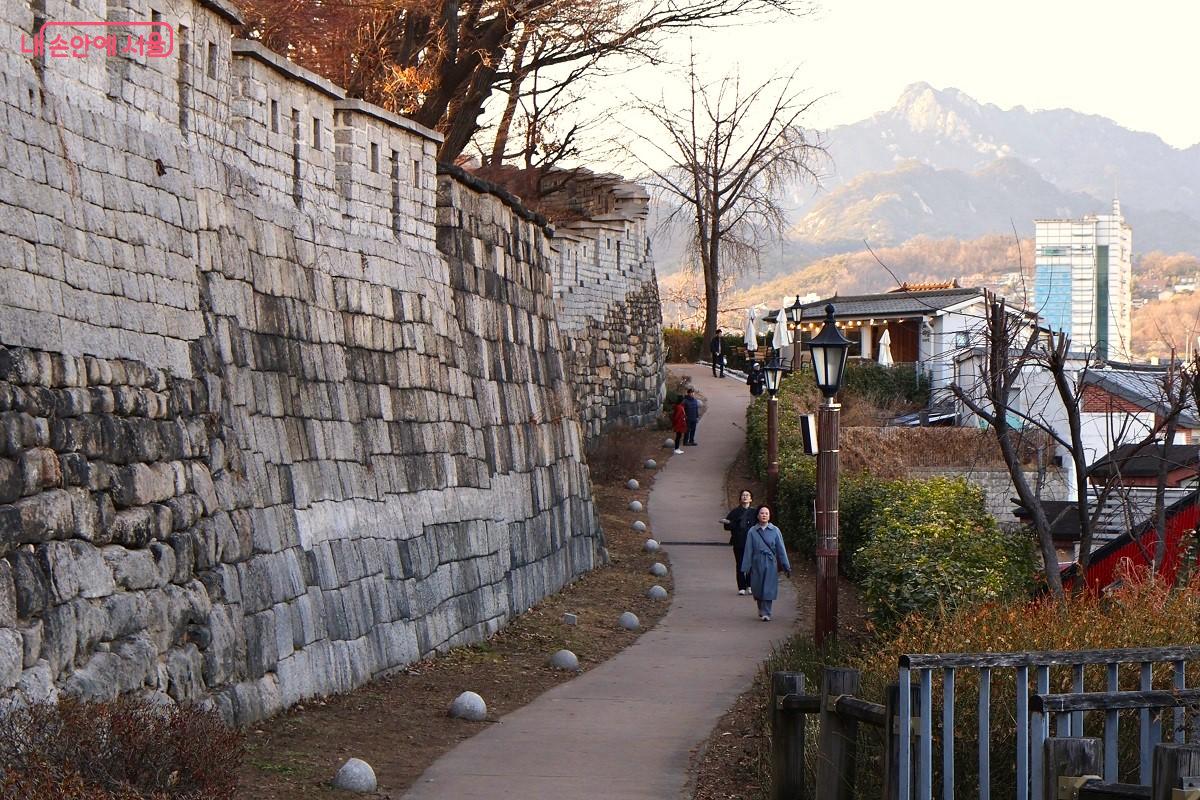 노을 지는 도성을 따라 걷는 길에서 서울의 진짜 매력을 발견한다. &copy;이봉덕