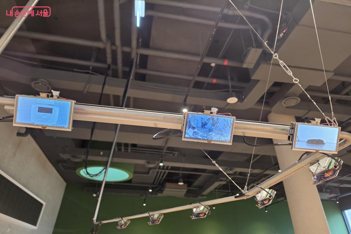 안내소 앞에 설치된 미디어아트.