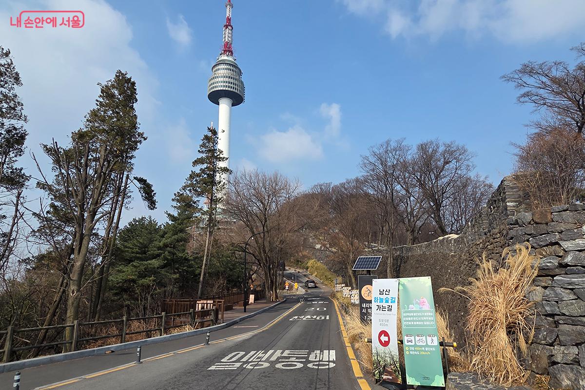 남산 정상에 위치한 N서울타워 &copy;이다현