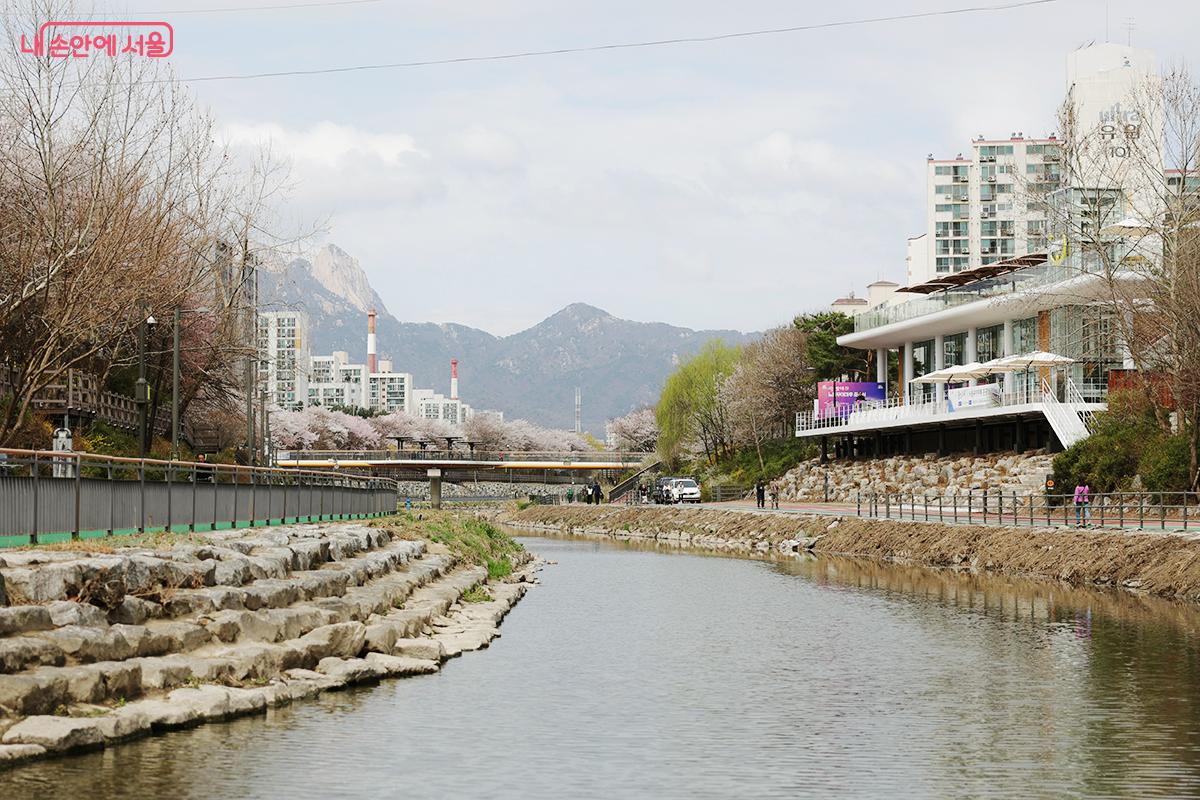 가로로 길게 뻗은 화사한 백색 건물인 노원우이마루 &copy;김아름