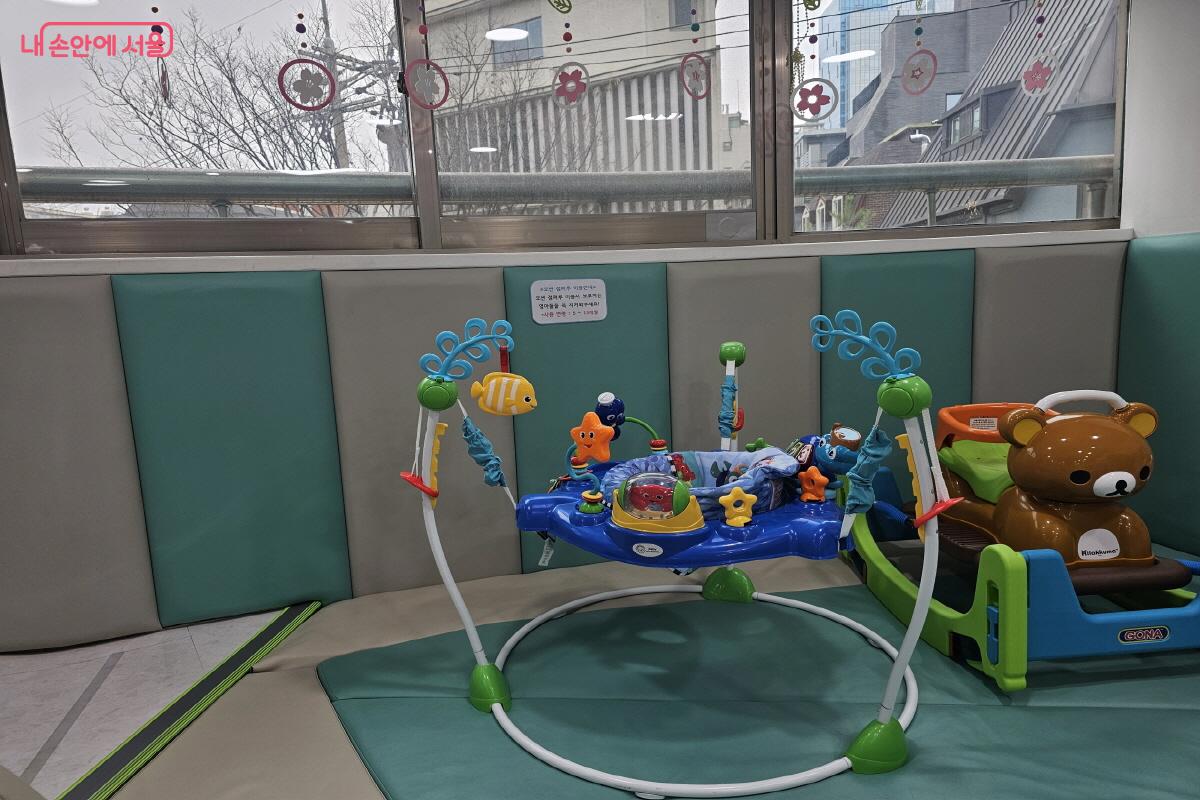 어린아이들이 안전하게 놀 수 있도록 구성되어 있는 자유놀이실 ©박근호