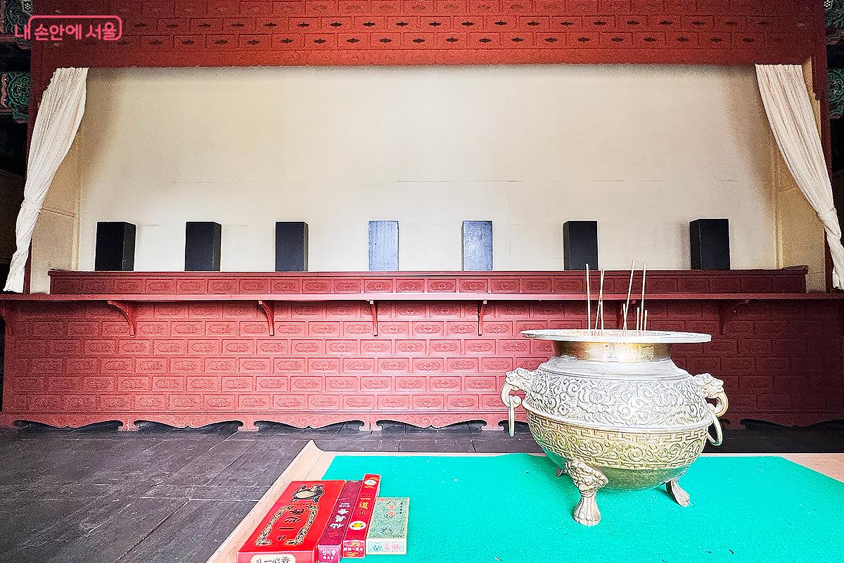 의절사 사당 내부 본전은 사육신 일곱 충신의 위패와 영정을 모신 제향 공간으로, 정기 제사나 추모 시 향을 피우는 핵심 장소이다. &copy;전미애