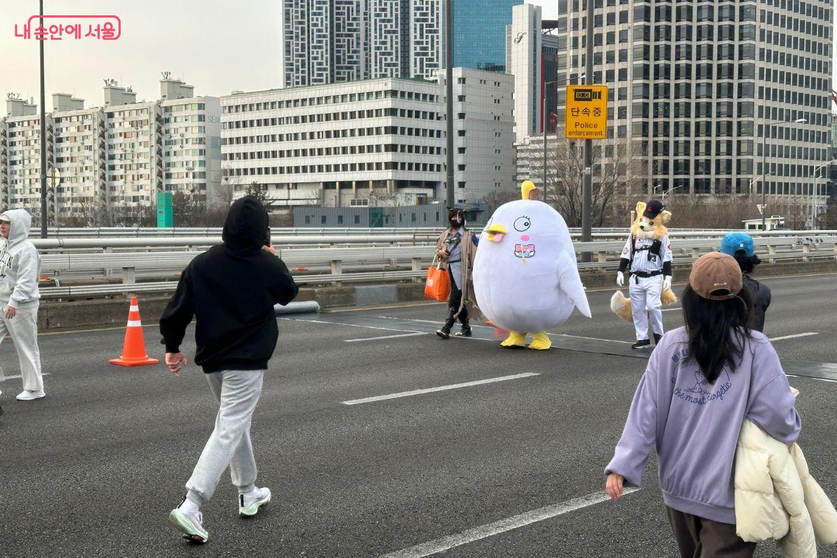 코스를 함께 도는 캐릭터 인형도 인기가 높다. &copy;김재형