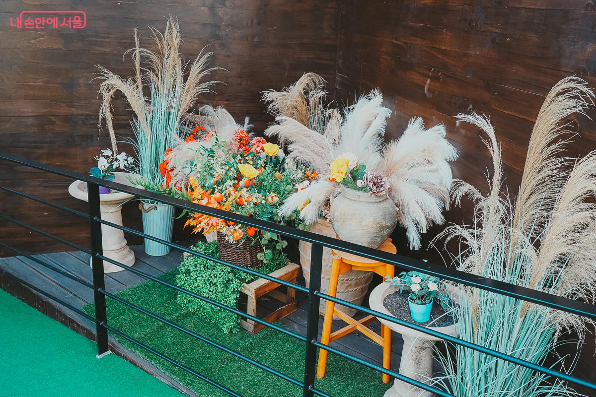 다락으로 올라가는 계단 한편에 장식된 화사한 조화 장식들 &copy;김성무