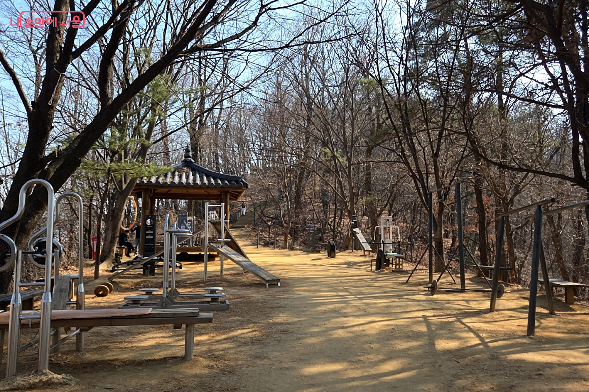 봉산 중간에 위치한 체력 단련 하는 곳 &copy;김승아