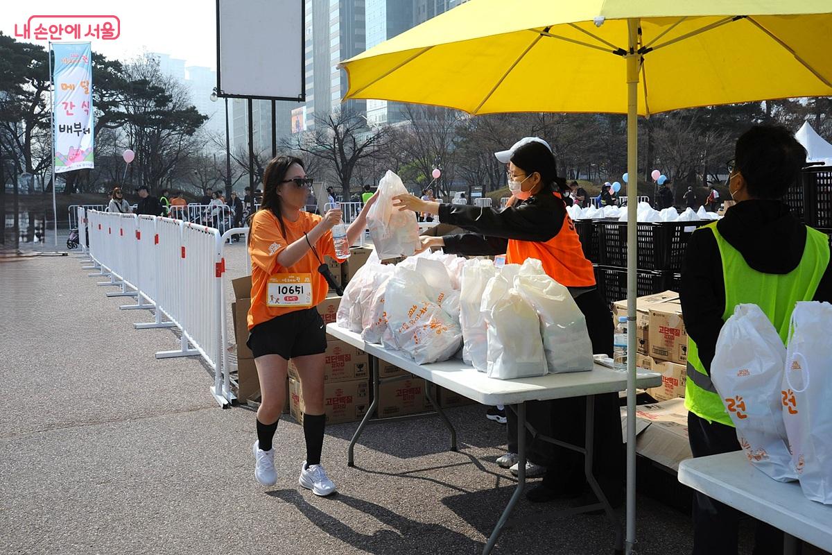 완주 가족에게는 완주 메달과 간식 꾸러미가 배부됐다. &copy;조수봉