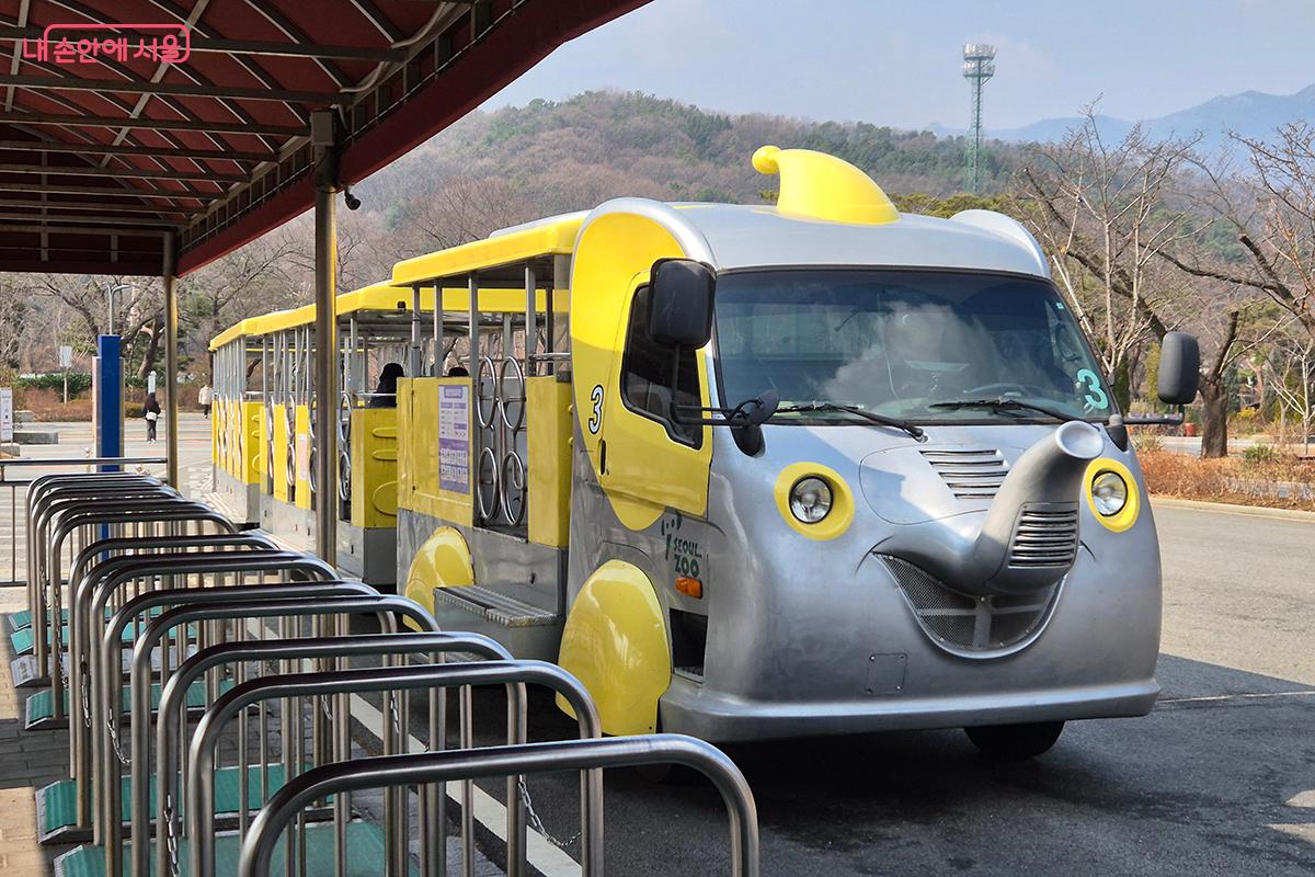 식물원은 물론 서울대공원 내 주요 시설을 손쉽게 돌아볼 수 있는 &lsquo;코끼리열차&rsquo; &copy;정향선