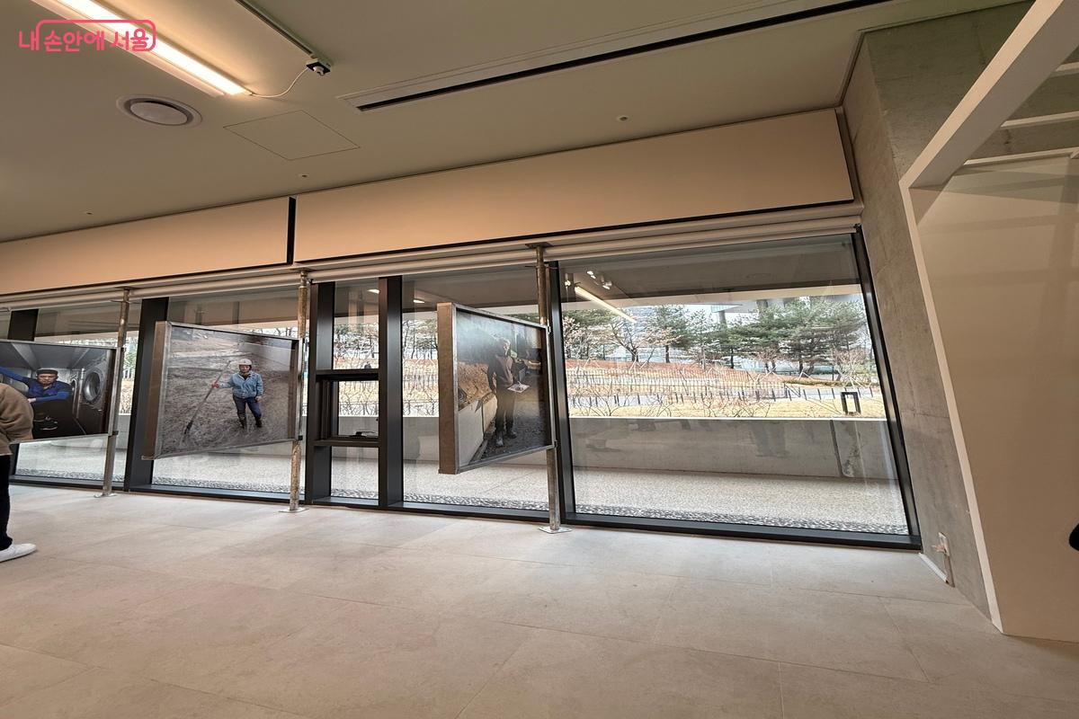 통창 앞쪽에 전시되어 있는 사진들 &copy;김예진
