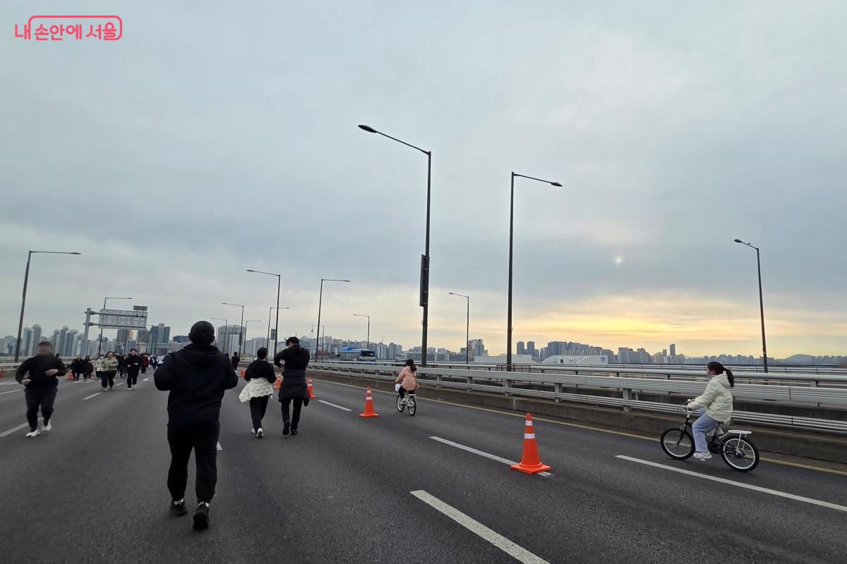 &lsquo;쉬엄쉬엄 모닝&rsquo; 덕분에 마포대교에서 아침 해를 맞이했다. &copy;김미선