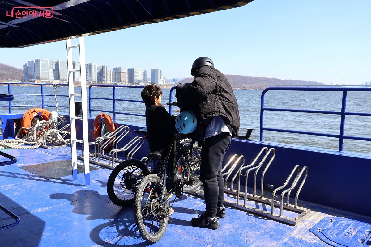 한강버스 갑판에는 자전거 거치대가 마련되어 있어 시민들이 자전거와 함께 편리하게 이동할 수 있다. ⓒ이봉덕