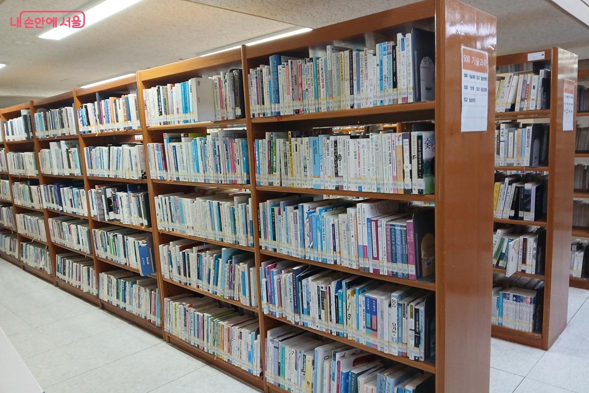 도서를 찾기 쉽게 잘 분류해 놓은 성동구립도서관 ©최은영