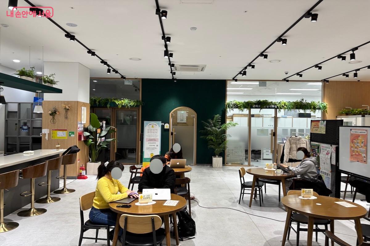 서울청년센터 마포 내부.  업무, 학업 모두 집중하기 좋은 공간을 갖추고 있다. &copy;이혜원