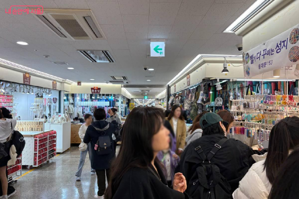 동대문종합시장 5층에 위치한 액세서리 매장 ©이양인