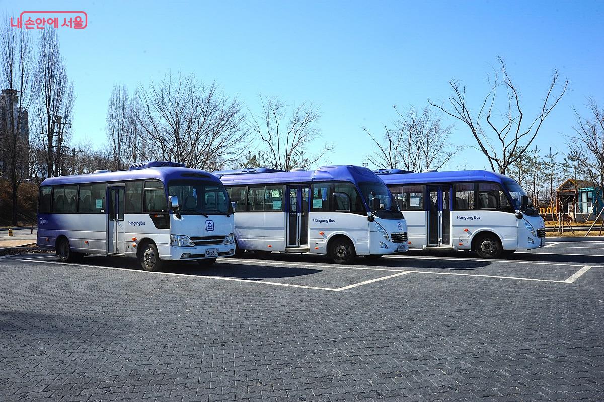 운행 준비 중인 한강버스 선착장 셔틀버스 &copy;조수봉