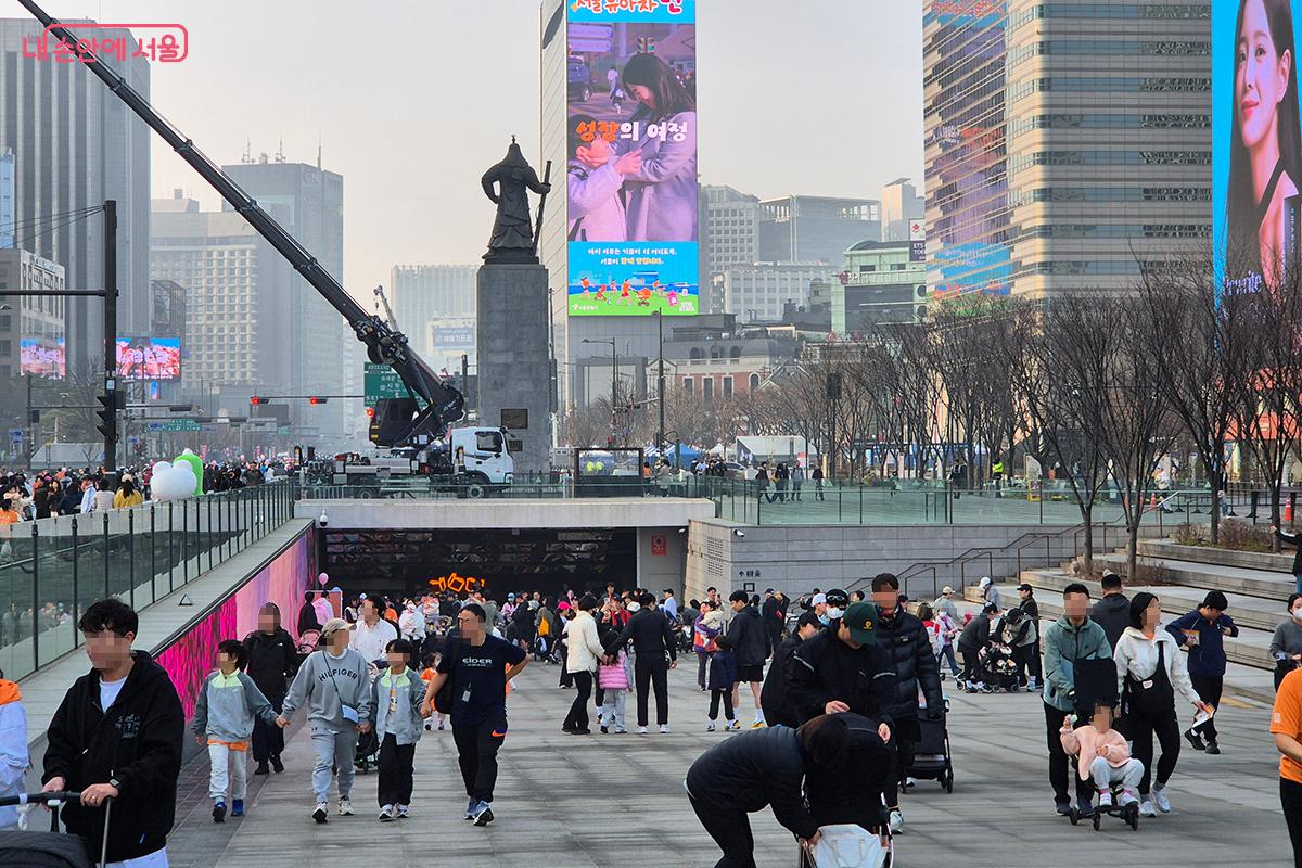 제3회 &lsquo;2026 서울 유아차 런(Run)&rsquo;이 5천 명의 시민이 참가한 가운데 광화문 광장에서 열렸다.