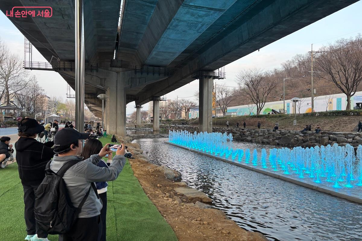 시원한 경관과 음악이 어우러지는 빛의 향연을 선사한다 .&copy;이혜원