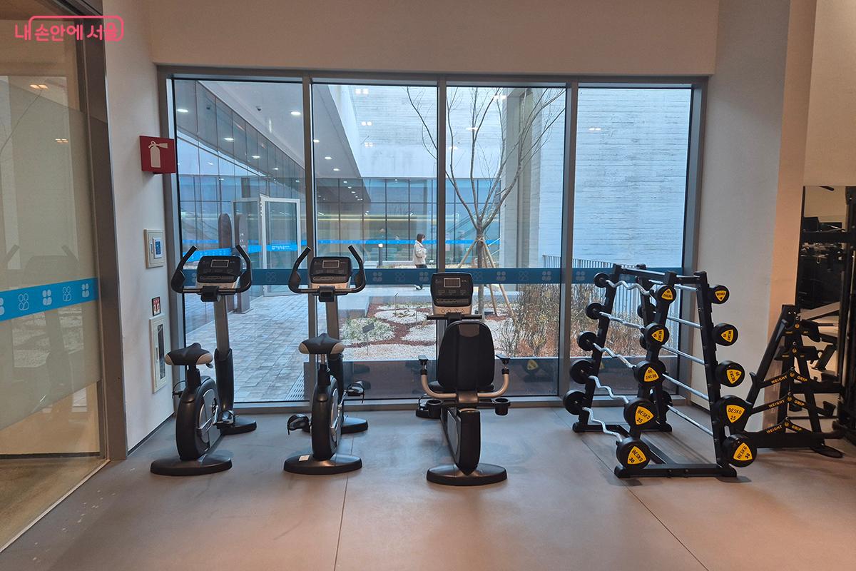 장애인은 물론 비장애인도 함께 운동할 수 있는 다양한 운동 기구들 &copy;백승훈