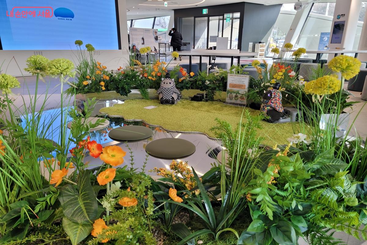 서울로봇인공지능과학관 1층에 자리 잡은 로봇 AI 정원 전시 공간 &copy;조연