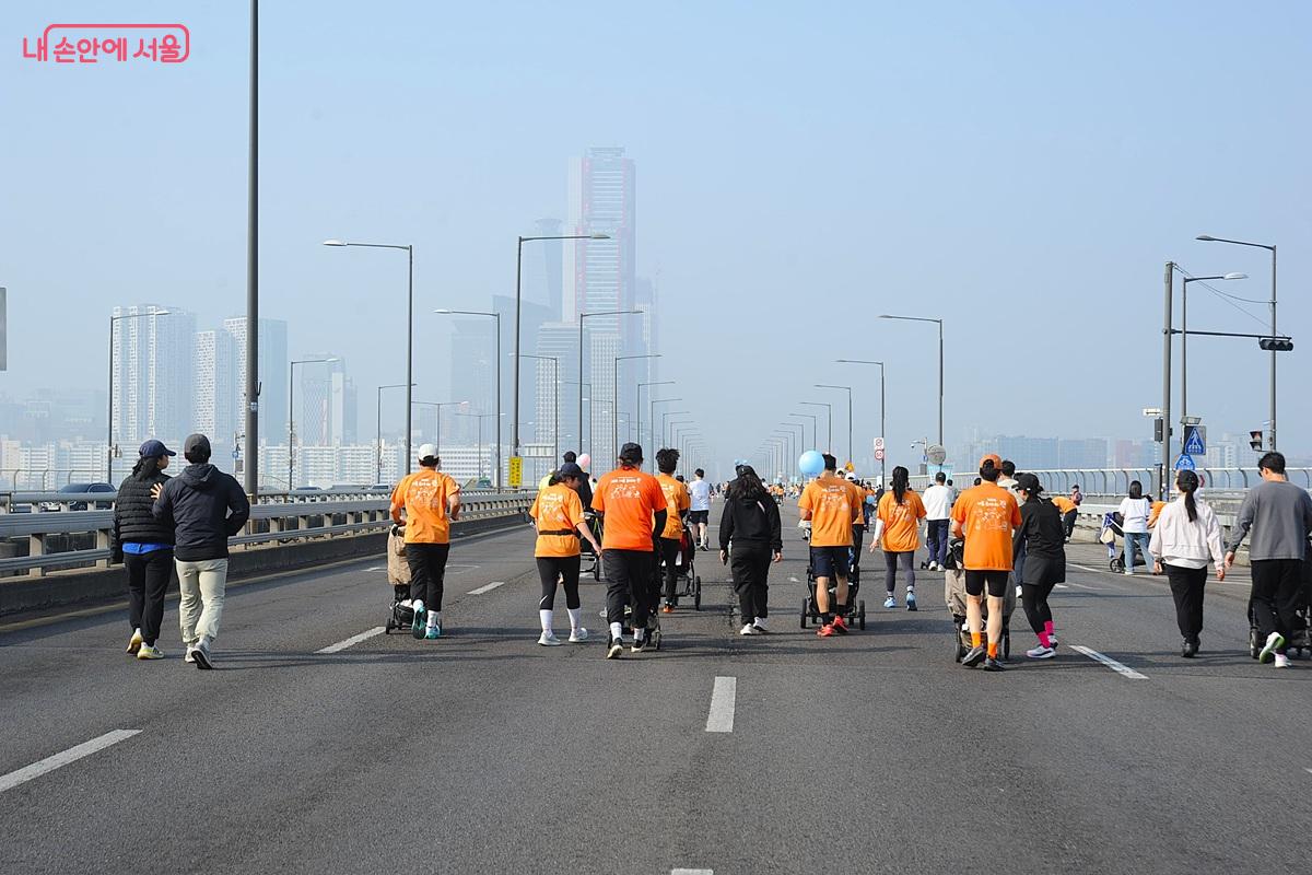 마포대교로 접어드는 참가자들 &copy;조수봉