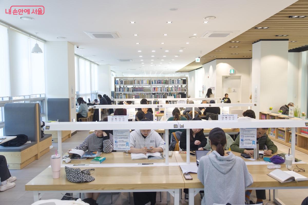 쾌적한 실내 분위기, 따뜻한 햇살이 어울리는 도서관이라는 생각이 든다. &copy;서지희