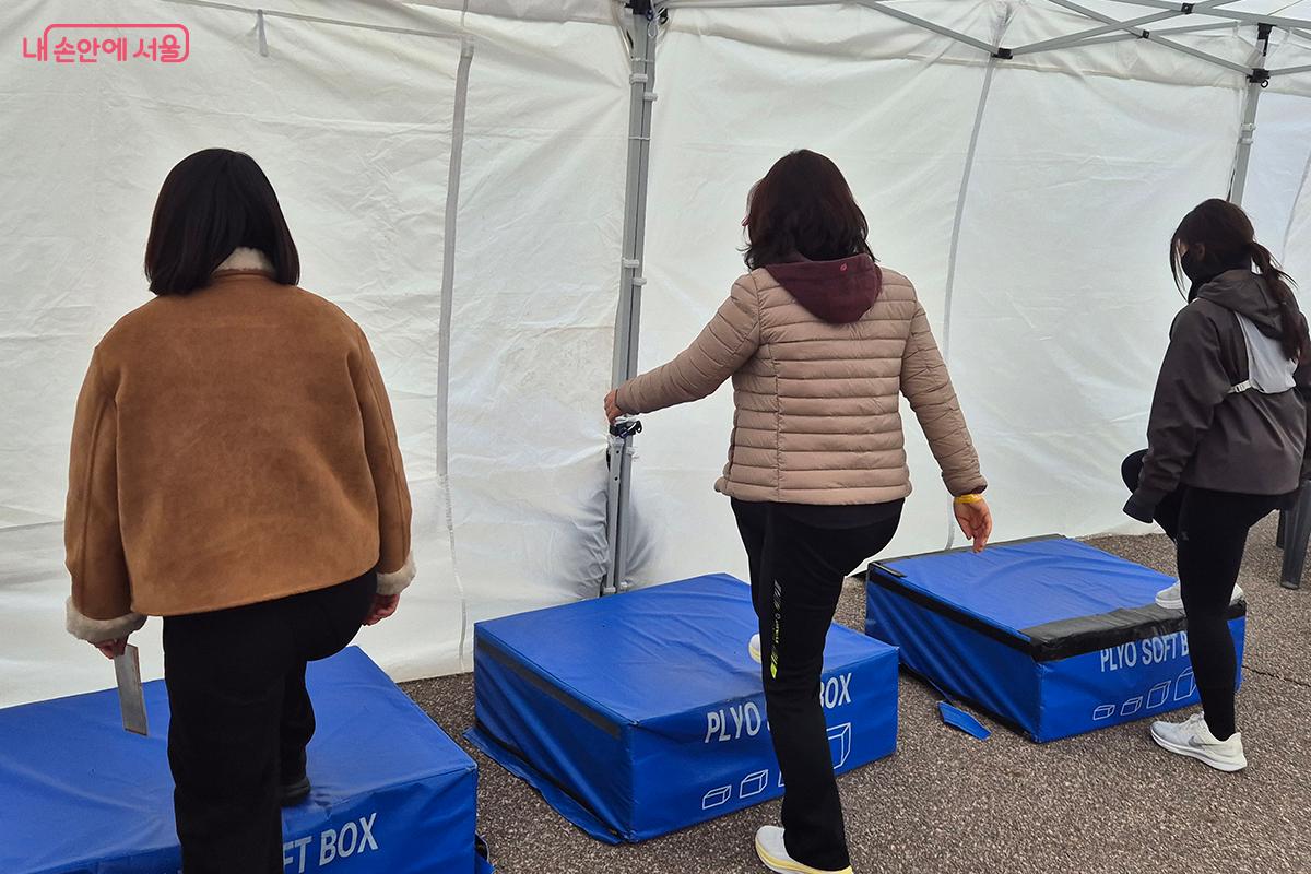 계단오르기를 하며 심폐지구력과 하체 근력을 측정한다.