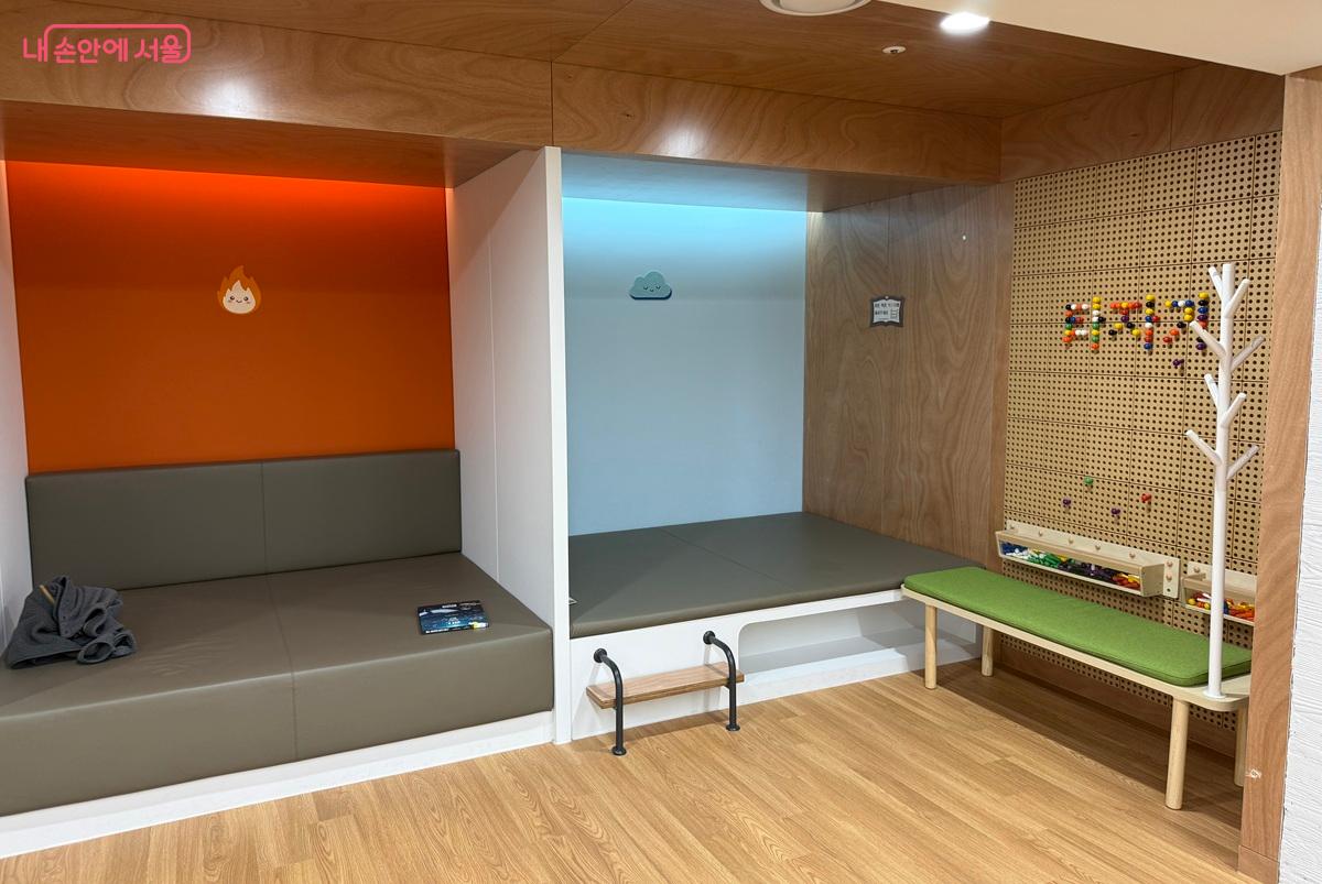 어린이자료실 의자