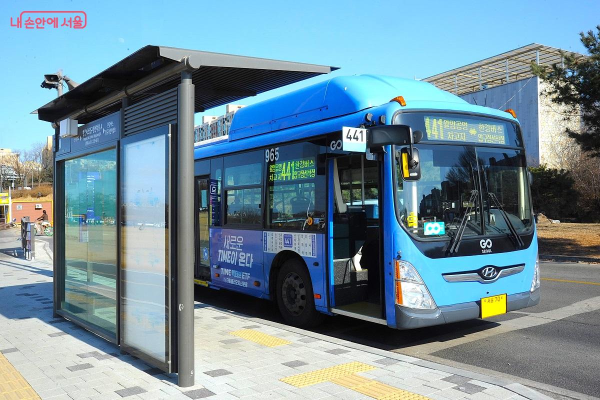 잠원한강공원 내에 설치된 &lsquo;한강버스 압구정선착장A&rsquo; 버스 정류장 &copy;조수봉
