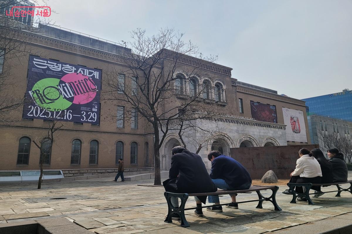 덕수궁 돌담길 인근 서울시립미술관 앞 광장에서 벤치에 앉아 휴식을 취하는 시민들의 모습 &copy;조연
