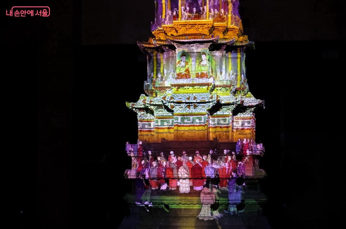2층『묘법연화경 』의 견보탑품 이야기를 묘사한 '보배로운 탑 솟다'  &copy;박성환